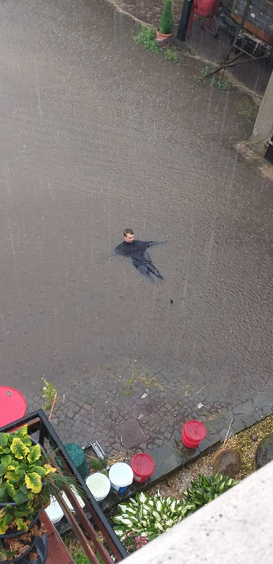 Matti schwimmt auf dem Hof.jpg