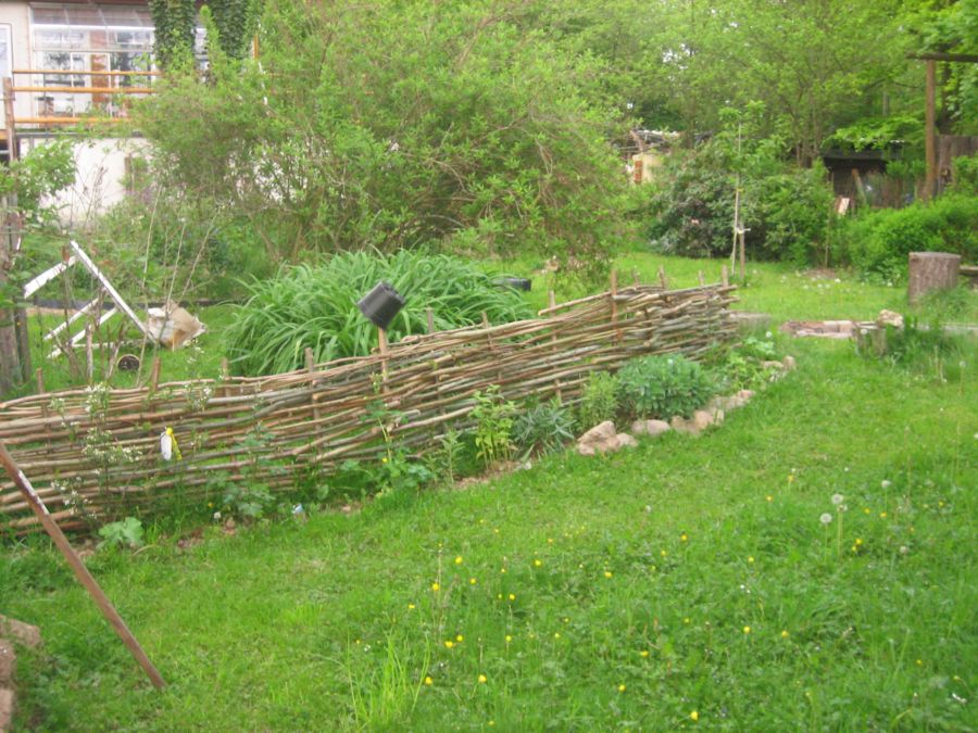 Flechtzaun als Abgrenzung zur "wilden Wiese"