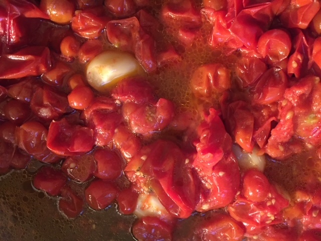 Das Schmorgericht namens 'Sommer', dazu Pasta.