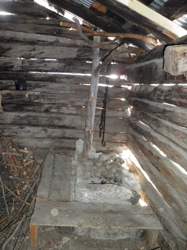 Offene Feuerstelle mit Schwenkbaum