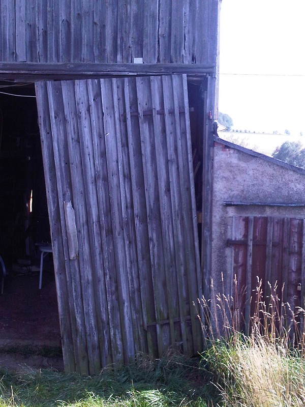 ausgehängtes Scheunentor -vk.jpg