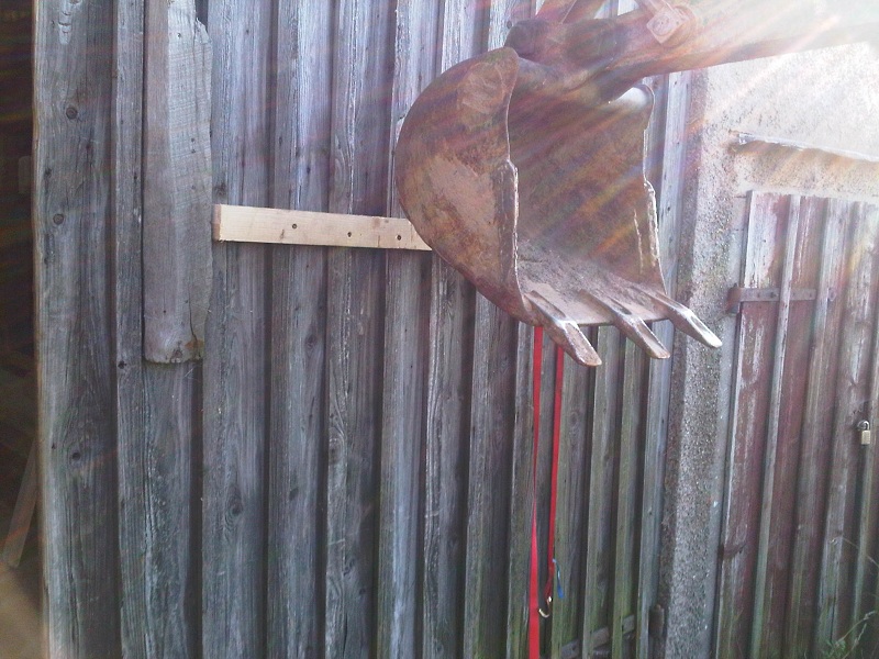 Baggerschaufel an Scheunentor - vk.jpg