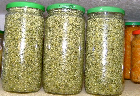 links drei Gläser Kräutersalz und rechts klein im Bild das Suppengewürz