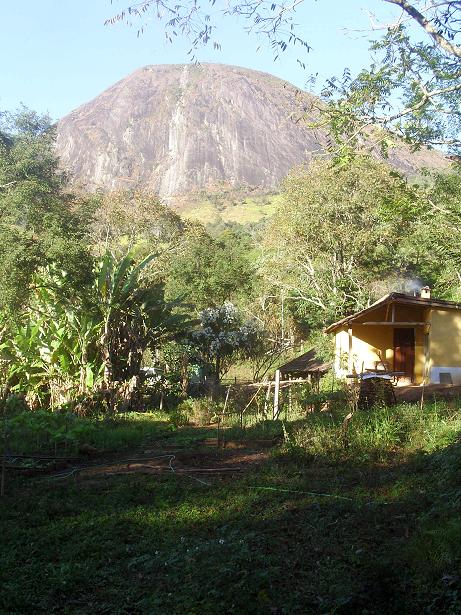Das Bild ist schon etwas älteren Datums, die Veranda ist inzwischen mit Maracuja zugewachsen