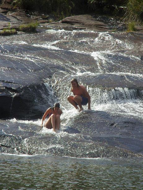 Lina, unsere Tochter und Gabriel, der Jüngste, vergnügen sich in einem der nahe gelegenen Flüsse