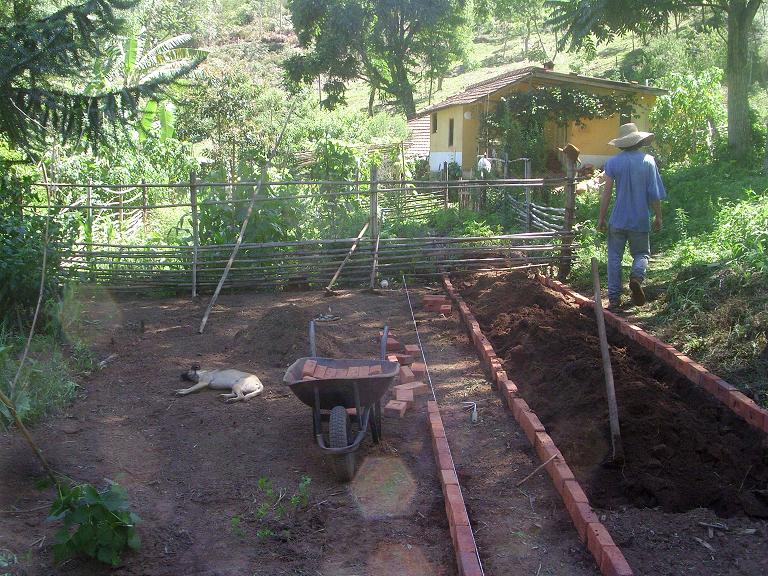 Beeteinfassung aus Ziegelsteinen, ohne zusätzliche Verbindung auf die Erde gelegt