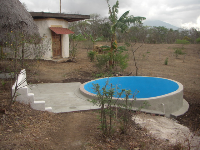 Pool fast fertig zum Baden