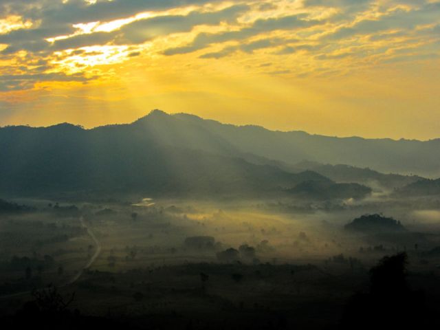 1Sonnenaufgang Weg zur Lao-Grenze.jpg