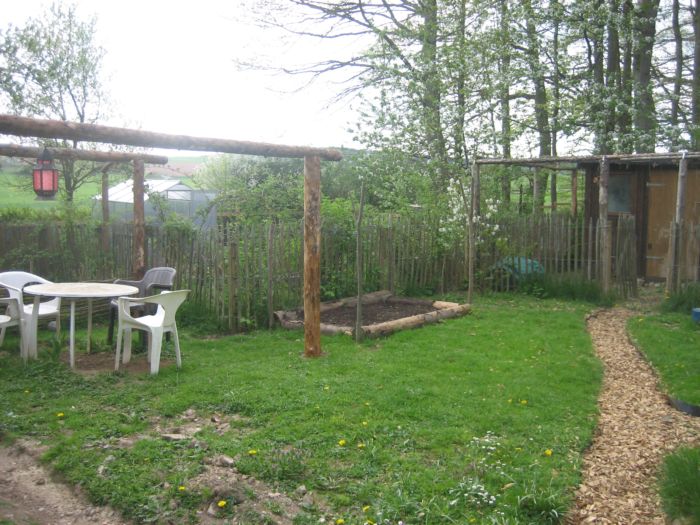 alter Hühnerstall links Maisbeet