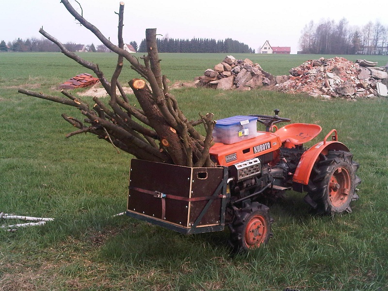 AA-Brennholz im Kubota.jpg