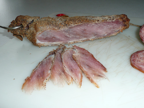 Kaninchenrücken, 4 Wochen getrocknet, dann geräuchert, jetzt schon aufgegessen