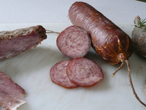 reine Kaninchensalami, 3 Wochen &quot;luftgetrocknet&quot;, dann geräuchert, vor dem Anschneiden noch mal 3 Tage gereift, jetzt in der Gefriertruhe