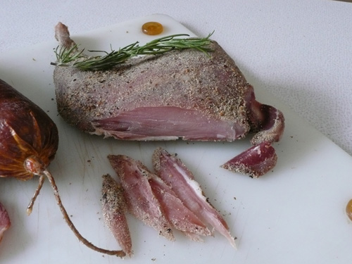 Luftgetrocknete Kaninchenkeule, 4 Wochen getrocknet, lagert jetzt im Keller