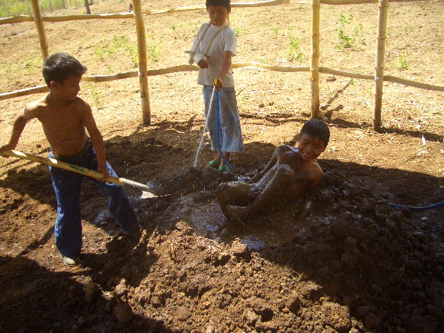 Lehmtreten oder Spaß am Spielen.