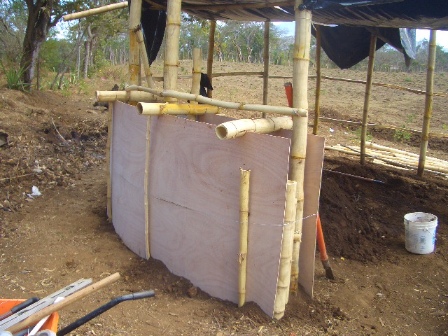 Der Wandbau beginnt mit Stampflehm. 40 cm Wandstärke