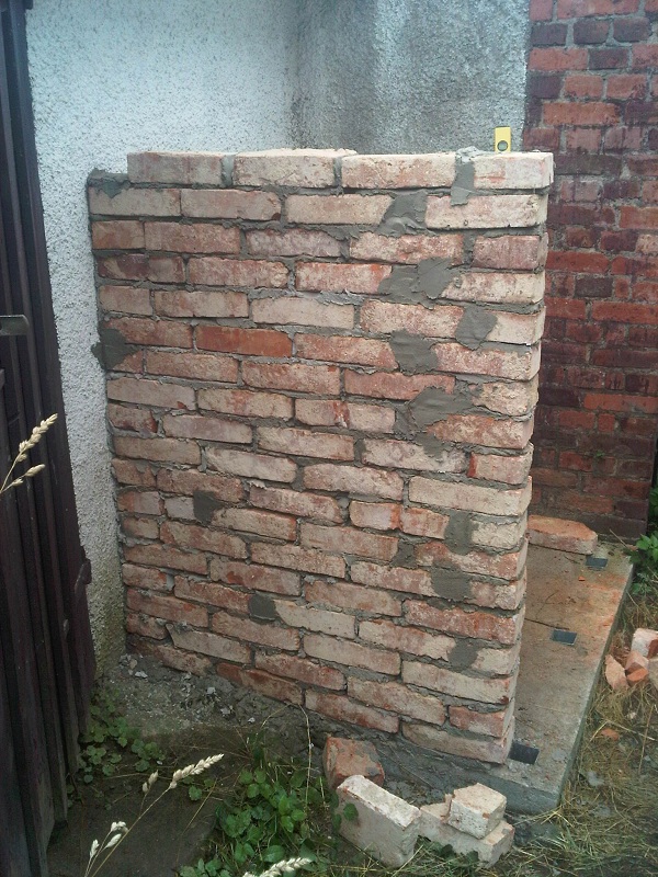 halb-hohe Mauer im Hof - VK.jpg