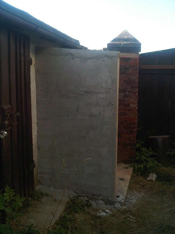 fast fertige Mauer im Hof - VK.jpg