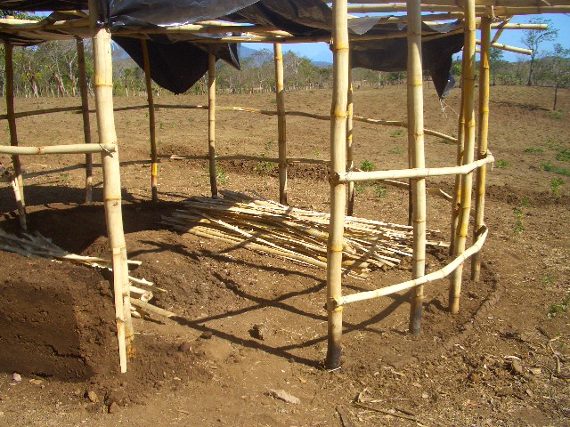 Bambusleisten mit der Machete gehauen. Kein Super Job.