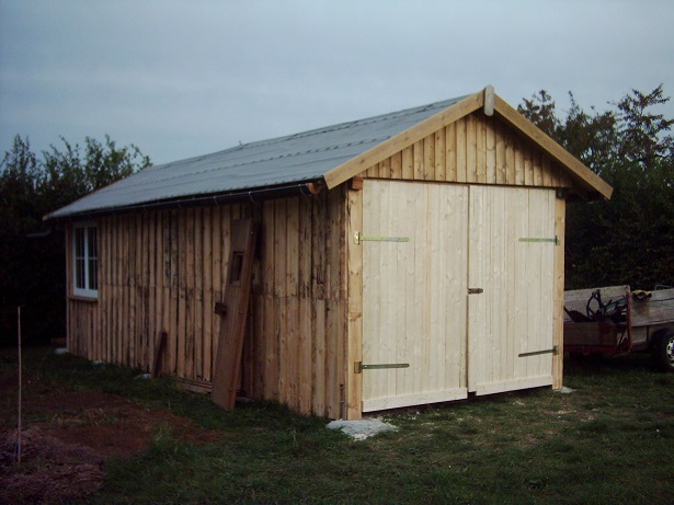 Fenster billigst aus der NAchbarschaft über ebay Kleinanzeigen, das Holz sind Palettenbretter und Bauholzbalken 12x16. Nur das Dach stammt von einem Carportbausatz, und das Tor habe ich aus Baumarktbrettern zusammengeschraubt... jaja, ich weiß - links unten ist das Torband schief...;)