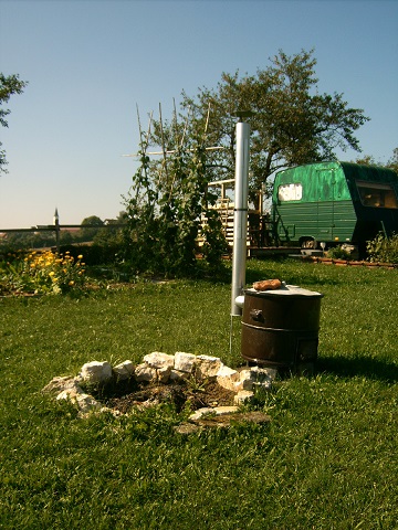 Vor dem Wohnwagen die Feuerstelle und der alte &quot;Wurstkessel&quot;, gute Heizmöglichkeiten in den entsprechenden Jahreszeiten...mit dem Kesselofen kann man prima grillen!