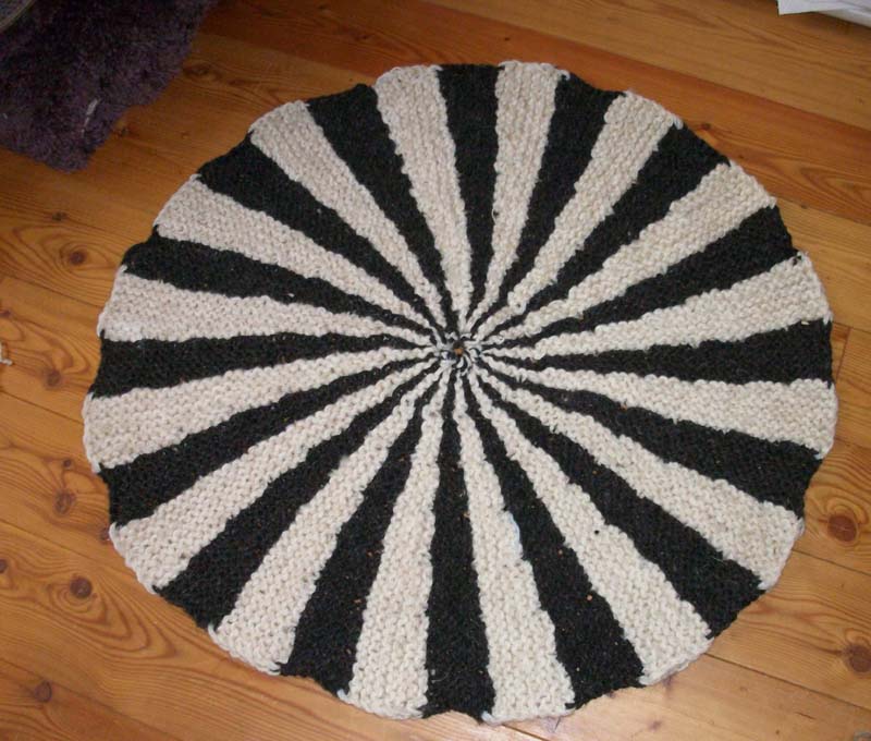 runder teppich gestrickt... gerade rund gestickt...